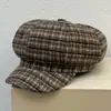 No início do período, o chapéu octogonal feminino de outono e inverno de lã xadrez retrô com aba chapéu de pintor moda coreana estilo europeu e americano rua tempo