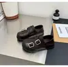 Mocassins de couro macio, com sola grossa e detalhe de fivela para mulheres, nova coleção outono 2026, bico em formato de manga, design fofo e peculiar, estilo slip-on, sapatos únicos versáteis