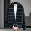 Nuevo Suéter Cardigan de Moda Otoño/Invierno 2026 con Cuello Alto para Hombre, Ajuste Holgado, Chaqueta de Punto de Color Sólido Rayado