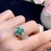 Anéis de Esmeralda Naturais São Incrustados com Ouro, com a Pedra Principal Medindo Aproximadamente 4*5mm, e São Finamente Trabalhados com Cravações em Prata de Lei 925