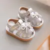 Sandálias Infantis Femininas Primavera 2026 Laço de Pérola Solado Macio Antiderrapante Fechadas para Meninas Pequenas Sapatos de Verão