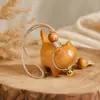 Pingente de madeira esculpida de um gato sem rosto e arrogante feito de cipreste chinês, chaveiro pequeno de artesanato em madeira, pingente trançado, acessório decorativo para bolsa