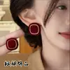Nuevos Pendientes de Terciopelo Rojos Cuadrados Retro 2025 Pendientes de Diseño de Nicho para Mujer Lujo Accesible Pendientes de Alta Gama para Otoño e Invierno