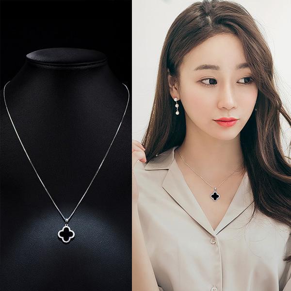 4700853836_588809771