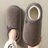 Pantuflas de algodón con suela gruesa para mujer, nuevo estilo otoño/invierno 2026, con talón cubierto, adecuadas para usar en interiores, cálidas y afelpadas, que proporcionan una sensación cómoda y acolchada, ideales para uso posparto