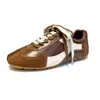 Zapatillas de entrenamiento alemanas retro para mujer con bloques de color, hechas de piel de vacuno de plena flor, colección de otoño 2026, con cordones, con tacón oculto para mayor altura, a la moda y casual