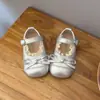 Sapatos Pequenos de Couro para Meninas 2026 Primavera/Outono Novo Estilo Sapatos de Princesa Infantil Solado Macio Sapatos para Bebê Menina Sapatilhas Estilo Pequeno Chanel Sapatilhas de Ballet