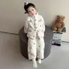 Conjunto de Pijama de Franela Nuevo para Niñas Otoño/Invierno 2026, Cárdigan Cálido con Cuello Alto, Ropa de Casa de Coral Fleece para Bebé
