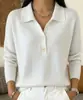 Suéter de Tricô Feminino Gola Polo Estilo Novo Outono 2026, Caimento Solto, Cor Sólida, Gola Lapela com Dois Botões, Versátil para o Dia a Dia, Manga Longa