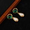 2024 Nuevo Estilo Elegantes Aretes Antiguos de Aleación con Incrustaciones de Perlas de Imitación Diseño Simple Aretes de Perlas de Imitación Verdes