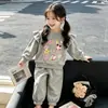 Conjunto Super Fofo para Meninas Novo Moletom com Capuz e Ombro Franzido Desenho Animado Primavera e Outono Novo Conjunto de Duas Peças Calça Jogger Fofa Desenho Animado