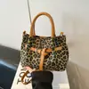 Bolsa de Nicho de Luxo para Mulheres 2025 Nova Moda Outono e Inverno Estampa de Leopardo Bolsa Transversal Saco de Mensageiro Retrô Popular Bolsa Balde