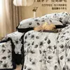 Manta de vellón de leche estilo Hepburn de invierno Juego de ropa de cama de cuatro piezas Estilo chino Pintura a tinta Lujo ligero Juego de funda de edredón de tres piezas
