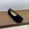 Zapatos de terciopelo color café con suela plana, punta dividida, diseño de pezuña de cerdo, mocasines, zapatos de mujer, primavera y otoño 2026, zapatos de punta de pezuña de cerdo de un solo color
