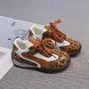 Moda Infantil Treinamento Alemão 2026 Estilo Primavera/Outono Estiloso Versátil Durável Superfície de Couro Sapatos de Treinamento Alemães Forrest Gump Sapatos de Estudante Alta Aparência