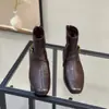 Botas de tornozelo quadradas retrô para mulheres, nova coleção outono/inverno 2026, efeito emagrecedor, botas na cor nude para combinar com saias, botas estilosas com salto grosso chique e uma silhueta emagrecedora