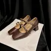 Versión de Piel de Vaca 2026 Primavera Nuevos Zapatos Retro de Tacón Alto Grueso con Punta Cuadrada para Mujer con Tirantes Cruzados Delanteros en Marrón