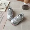 Tênis infantis antiderrapantes de sola macia, novo modelo de outono para meninas, sapatos casuais florais fofos com velcro, sapatos leves para meninas