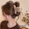 Presilha de cabelo estilo vintage que não danifica os fios, na cor café com toque de luxo, presilha de tubarão de pelúcia, acessório de cabelo fofo e doce para penteados presos.