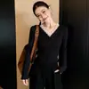 Blusa de tricô feminina estilo coreano com lapela de renda emendada e decote V de manga longa, nova peça versátil slim fit para outono e inverno de 2026