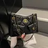2026 Nova Bolsa de Ombro Transversal Acolchoada com Corrente de Moda Casual Versátil para o Dia a Dia Bolsinha de Axila