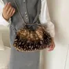 Bolsa de ombro e bolsa de mão estilo pingente de cachorrinho única, pelúcia versátil de inverno 2026 nova bolsa transversal de luxo leve para mulheres