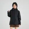 Resistente, totalmente impermeable y reforzada con costuras selladas, esta chaqueta de trabajo es adecuada para su uso como uniforme de trabajo o prenda exterior.. Se puede personalizar con un logo y es un diseño tres en uno desmontable.