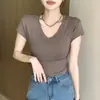 Nueva camiseta de moda de verano de manga corta con cuello en V ajustada para mujer, versátil, entallada a la cintura, adelgazante, tacto de alta gama, top de estilo nicho