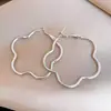 Pendientes Calados Florales Estilo Minimalista Francés de Aguja de Plata, Sensación de Lujo Ligero de Alta Gama, Accesorios para Orejas de Personalidad Modernos y Elegantes