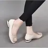 Zapatos cuadrados para mujer, nuevo modelo de otoño 2026, zapatos bajos de piel para dama, zapatos casuales de suela blanda para madres, zapatos cómodos para el trabajo
