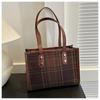 Bolsos de Gran Capacidad para Primavera y Verano para Mujer 2026 Nuevo Estilo Bolso de Hombro de Lana a Cuadros Bolso Tote Versátil de Nicho para el Trabajo al por Mayor