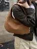 Estilo coreano de nicho transfronterizo con remaches, estilo motocicleta, bolsa tipo dumpling para mujer, 2026, nueva, gran capacidad, para el trabajo, de un solo hombro, bajo el brazo