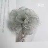 Organza de Camelia con Borde Quemado Temperamento Super Hada Flores de Tela 3D Pinza para el Cabello Flor para la Cabeza Accesorios para Ropa