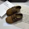 Zapatos Birkenstock de Cobertura Total con Doble Hebilla Otoño 2026 Nueva Llegada Diseño Retro Maillard Sentido de Diseño Tacón Súper Suave Pisada Calzado Perezoso de Dos Vías