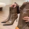 Nuevas Botas Negras Ajustadas de Tacón Alto Estilo Europeo y Americano para Otoño e Invierno 2025, Tacón Fino, Punta Puntiaguda, Botines Cortos de Charol para Mujer con Cremallera Lateral, Versátiles
