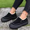 Sapatos casuais de algodão femininos de inverno com forro térmico, cabedal em camurça sintética, design retrô, adequados para mulheres de meia-idade e idosas para o trajeto de inverno.