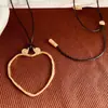 Colar Pingente Assimétrico em Forma de Coração com Recorte Estiloso Europeu e Americano Brincos Femininos Colar Simples Geométrico Oval com Corda de Cera
