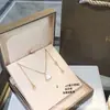 Colar de Clavícula Baojia V-Gold de Alta Qualidade CNC em Formato de Leque com Diamantes na Fileira Inferior, Madrepérola Branca em Formato de Leque, Ouro Rosé 18K