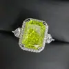 Anel Versa Dazzling Dourado de Diamante de Alto Carbono com Corte Flor de Gelo Brilhante, Anel Retangular Luxuoso Banhado a Ouro 18K para Mulheres