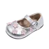 Sapatos de Couro para Meninas 2026 Nova Coleção Primavera e Outono Sapatos de Princesa com Flores para Meninas para Saias Sapatos Infantis Vazados Respiráveis com Solado Macio