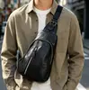 Nova bolsa de ombro transversal casual da moda, pequena bolsa de couro macio, super legal, com vários bolsos, para atividades ao ar livre, grande capacidade, bolsa de peito masculina