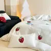 Ropa de cama de felpa de imitación de lana estilo fresco y dulce con bordado de fresa, totalmente mate, antiestática de terciopelo de leche, juego de tres/cuatro piezas