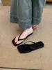 2026 Novo Estilo de Verão Estilo Coreano Simples Chinelos Vermelhos de Bico Quadrado para Mulheres Usarem Fora, Chinelos de Solado Plano