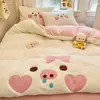 Conjunto de cuatro piezas de cordero de dibujos animados de invierno con forro polar, funda de edredón cálida y engrosada de terciopelo de leche, conjunto de tres piezas lindo para niños de forro polar de coral