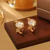 Brincos Redondos de Madrepérola Natural, Luxo Acessível Elegante, Brincos Meia-Lua em Forma de C, Pino de Prata S925, Brincos da Moda e Versáteis Atacado