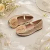 Sapatos infantis leves e antiabrasão para meninas, para festas, sessões de fotos e uso escolar, sapatos de menina com bico redondo e flor de rosa