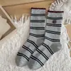 Calcetines Grises Retro de Media Pantorrilla para Otoño e Invierno Versátiles Estilo Universitario Rayados Apilados Holgadamente Calcetines con Bordado de Dibujos Animados Algodón Puro Calcetines Sin Costuras para Mujer