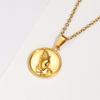 Estilo ins Europeo y Americano Moda Elementos Populares Colgante Joyería Acero Titanio para Mujer Mano de Oración Chapado en Oro 18K Collar con Colgante