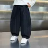 Calça de Moletom Listrada de Outono para Meninos 2026 Novo Estilo de Outono Calças Casuais da Moda para Meninos Jovens com um Visual Descolado e Estiloso