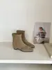 Botas de Cano Curto Quadradas Esculpidas Estilo Retrô Francês Chuyuji para Mulheres, Novo Modelo Outono/Inverno 2026, Botas Elegantes que Aumentam a Altura